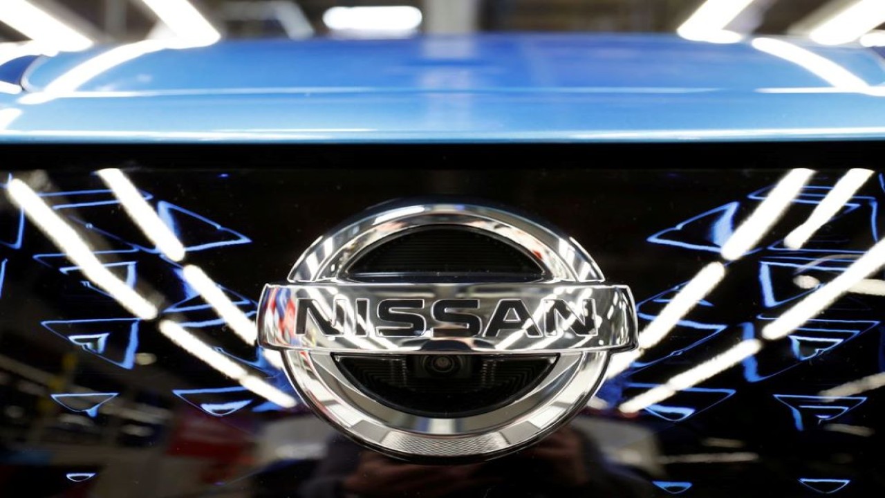 Logo Nissan terlihat di mobil menjelang konferensi pers di pabrik Nissan di Sunderland, Inggris, 1 Juli 2021. (Phil Noble/Reuters)