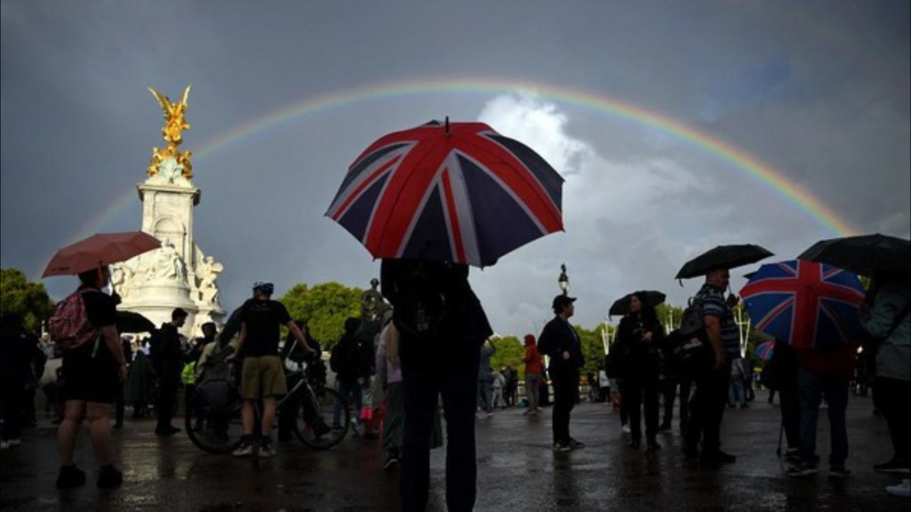 Pelangi di langit Inggris saat Ratu Elizabeth II wafat. (AFP)