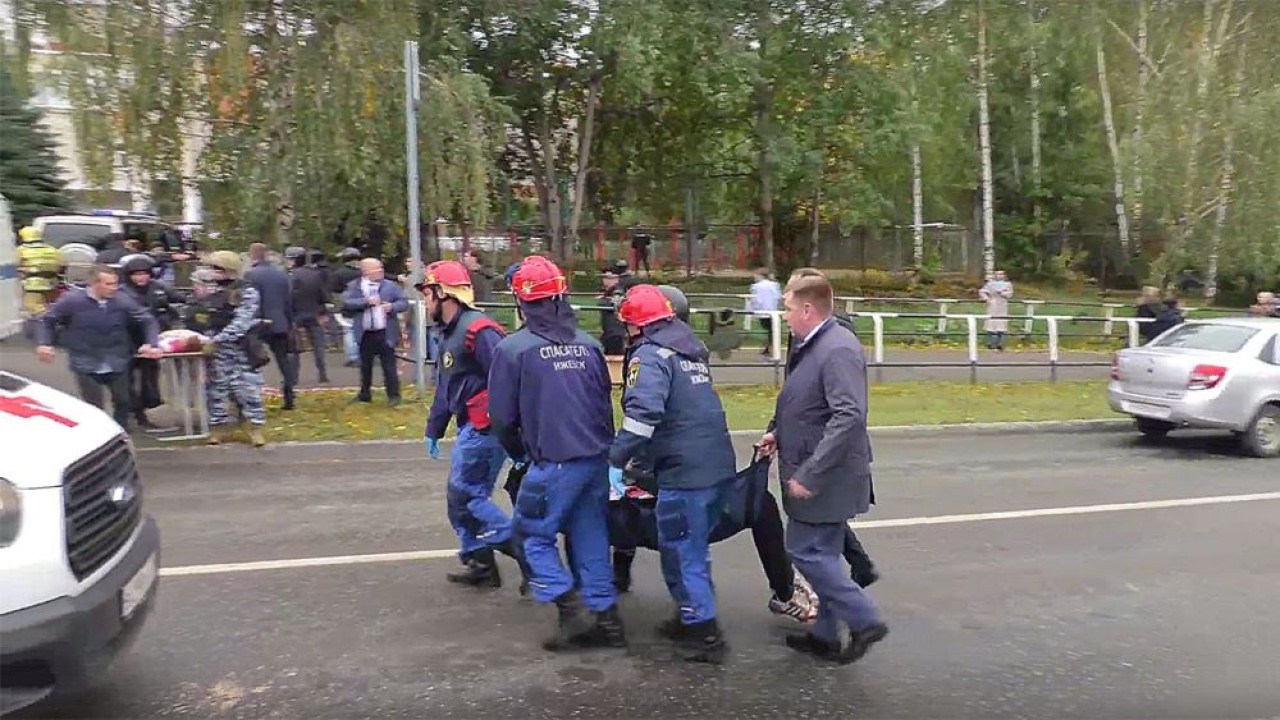 Seorang pria bersenjata melepaskan tembakan di satu sekolah di Izhevsk, Rusia, pada Senin (26/9/2022) waktu setempat. (izhlife.ru/The Moscow Times)