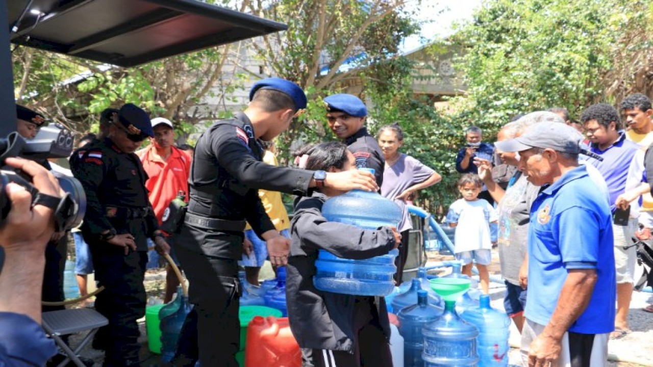 Satuan Brimob Polda NTT bagikan air bersih secara gratis kepada warga Oebelo, Kupang Tengah. Foto (Istimewa)