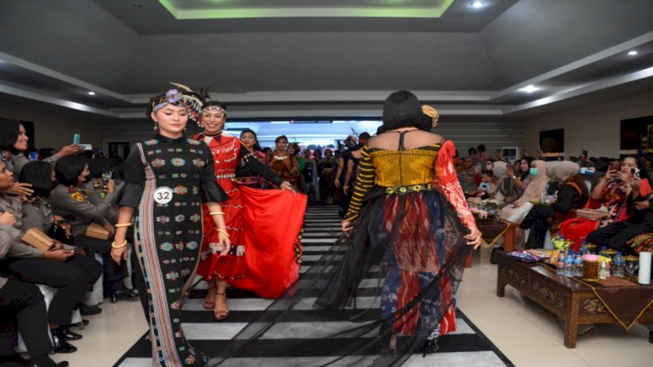 Polwan Polda NTT memperagakan bermacam motif tenun dari 22 kabupaten se NTT dalam acara Fashion Week Polwan NTT. Foto (Istimewa)