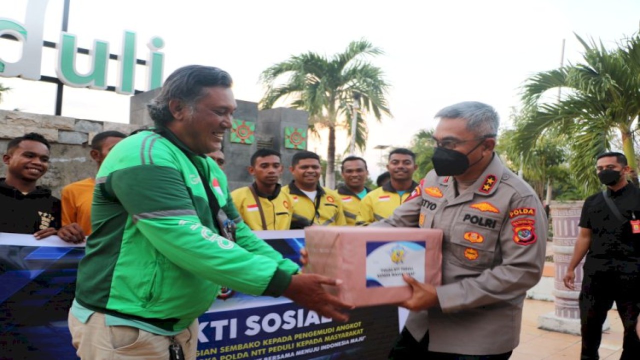 Kapolda NTT Irjen Pol Drs. Setyo Budiyanto, SH, MH menyerahkan bansos kepada salah satu pengemudi Ojol di Kota Kupang, Rabu (7/9). Foto (Istimewa)