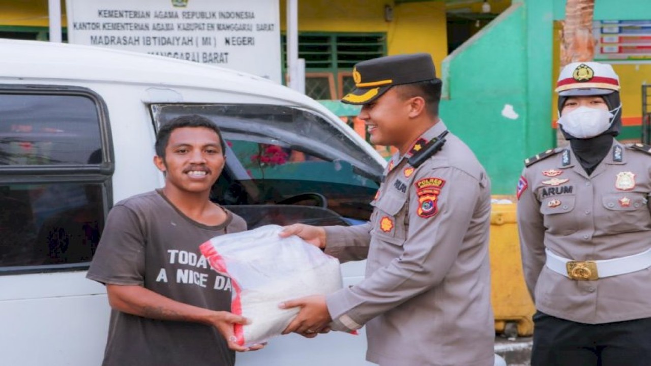 Wakapolres Manggarai Barat, Kompol. Sepuh Ade Irsyam Siregar memberikan paket sembako. Foto (Istimewa)