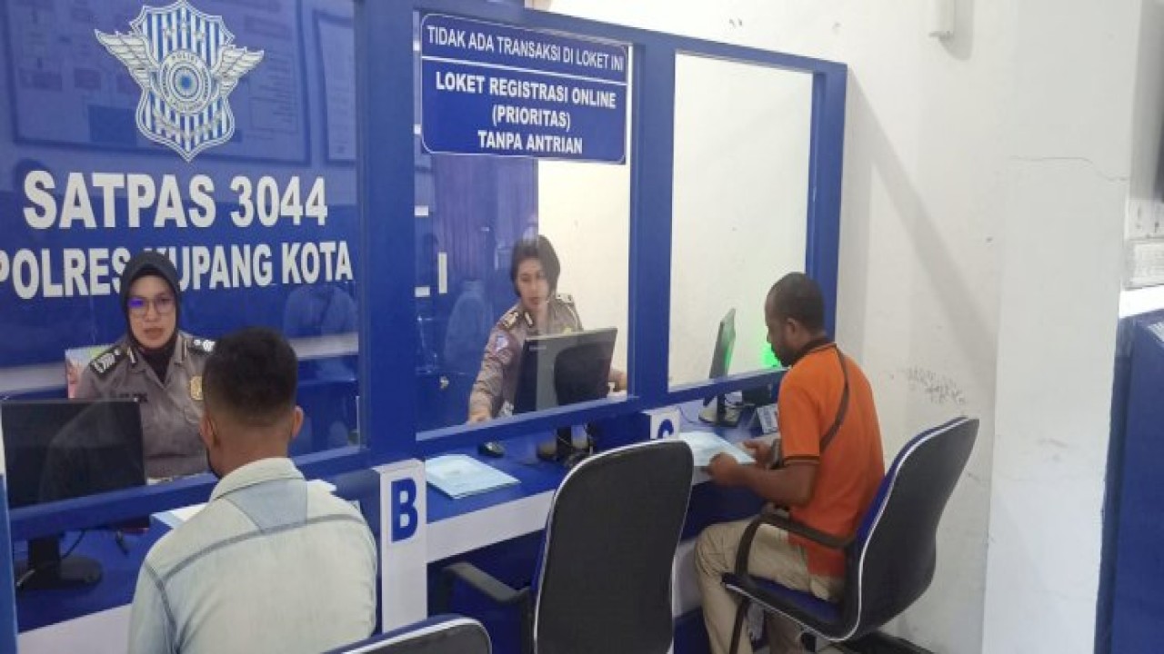 menjelang Hari Jadi Lalu Lintas Bhayangkara, Dirlantas Polda NTT bagikan SIM Gratis kepada sopir angkot dan tukang ojek. Foto (Istimewa)