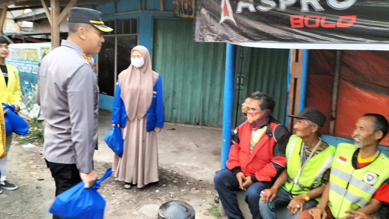 Kapolresta Bandung memberikan bantuan kepada masyarakat yang terdampak.