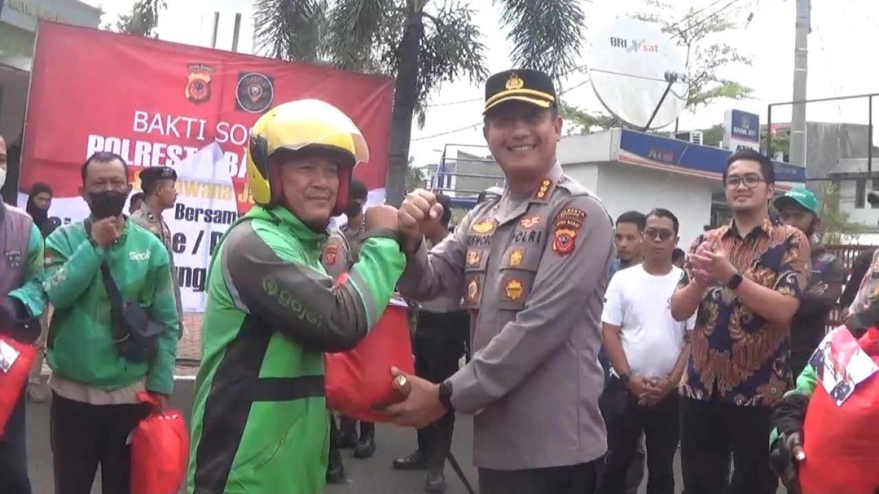 Kapolresta Bandung Kombes Pol Kusworo Wibowo memberikan bantuan pada driver Ojol.