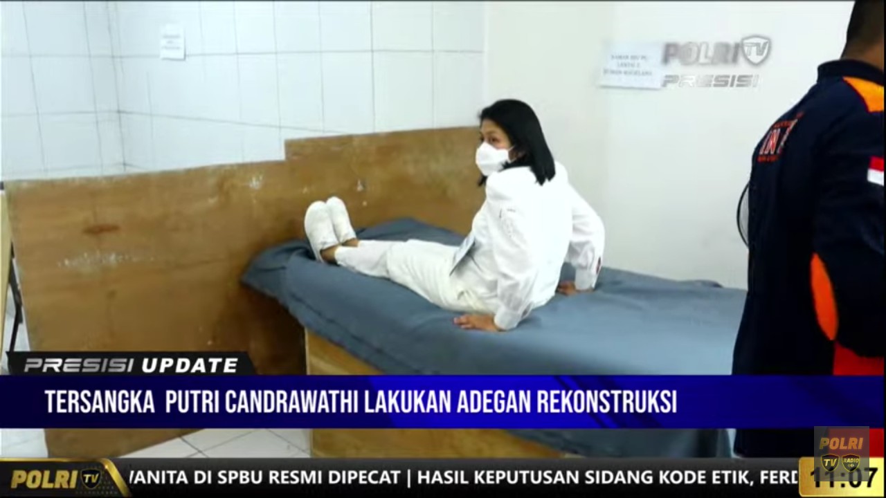 Putri Candrawathi saat rekonstruksi di Duren Tiga, Jakarta Selatan.