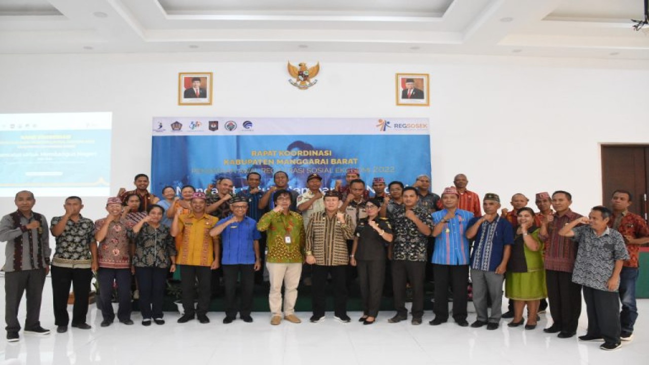 Wakil Bupati Manggarai Barat, Yulianus Weng  berpose bersama peserta Rapat Koordinasi Regsosek 2022 Tingkat Kabupaten Manggarai Barat. Foto (Istimewa)