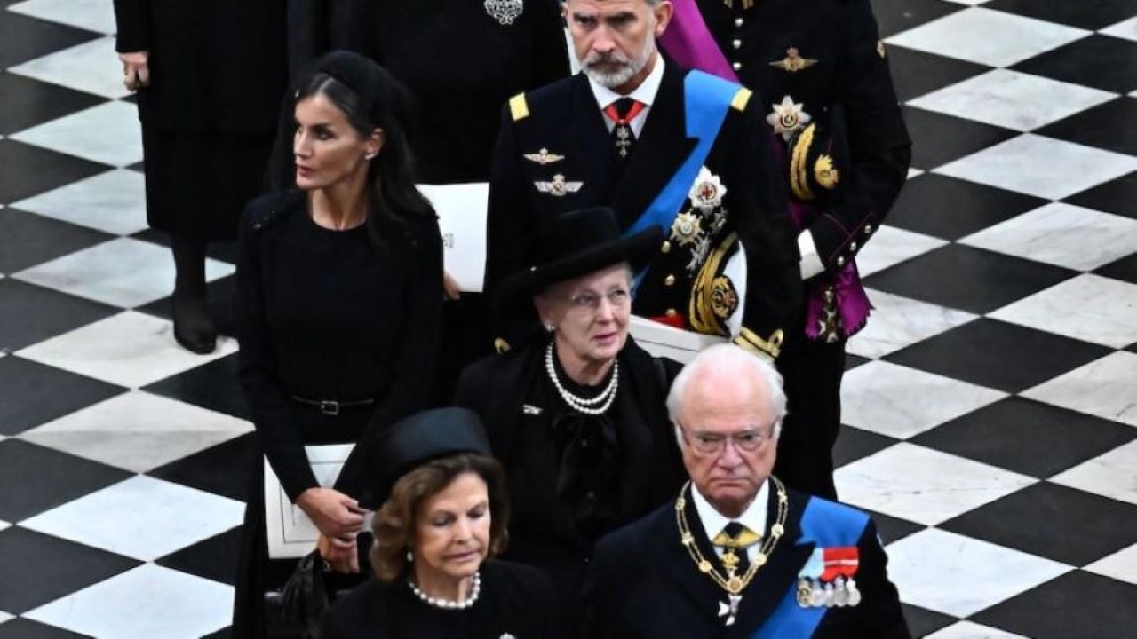 Ratu Denmark Margrethe II (tengah) berada di Westminster Abbey di antara anggota keluarga kerajaan lainnya saat pemakaman Ratu Elizabeth II. (Ben Stansall/Reuters)