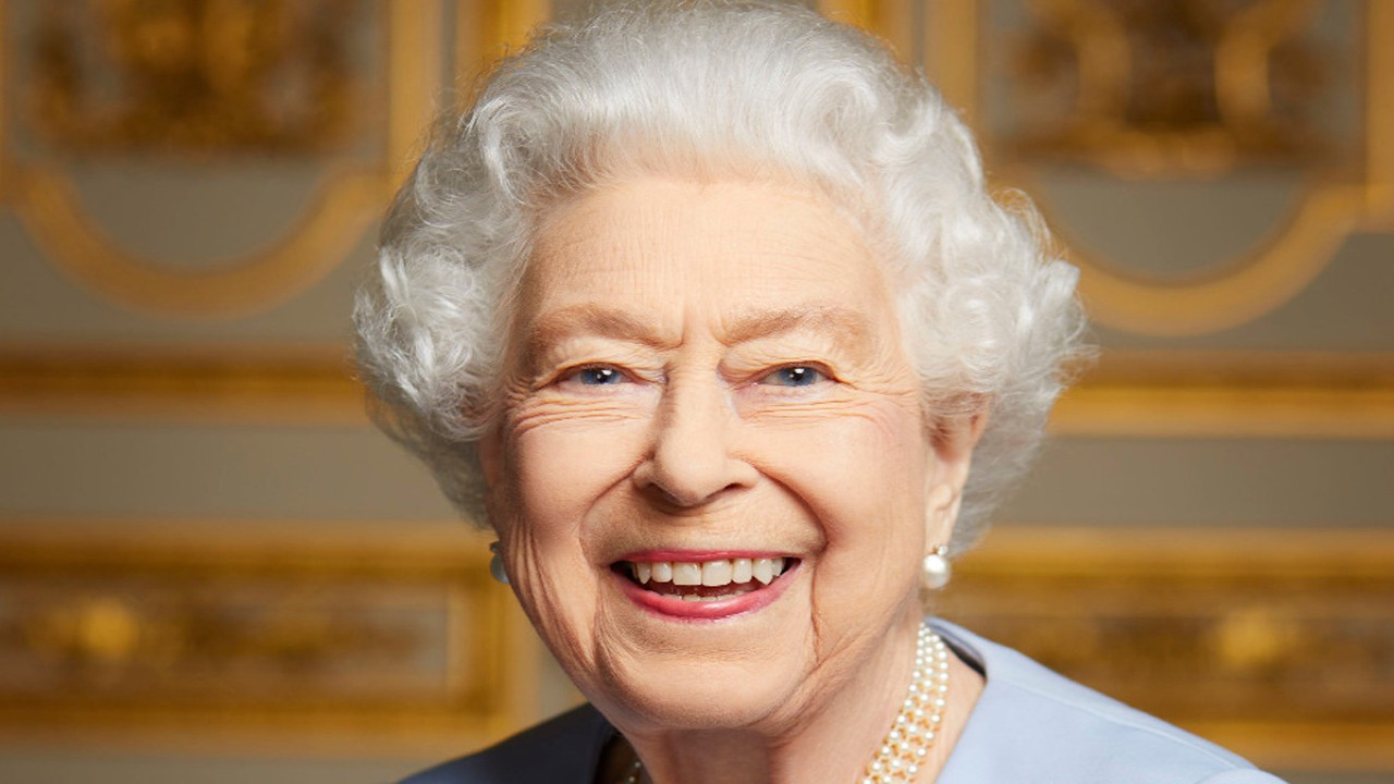 Foto Ratu Elizabeth Tersenyum Sumringah