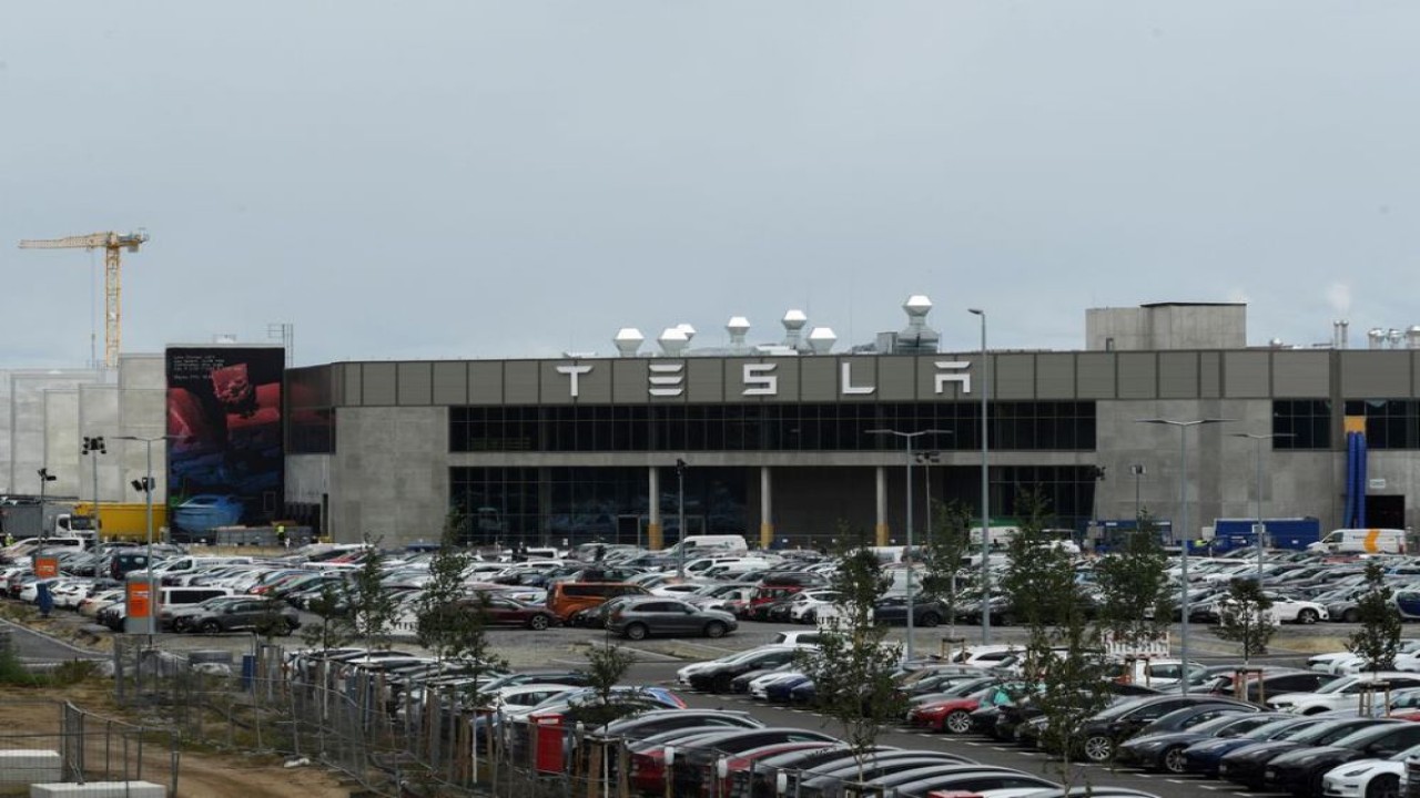 Terlihat suasana pabrik Tesla di Gruenheide dekat Berlin, Jerman, pada 30 Agustus 2022. (Reuters)