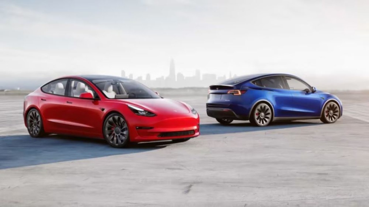 Jutaan mobil listrik Tesla terkena dampak recall. (Drive)