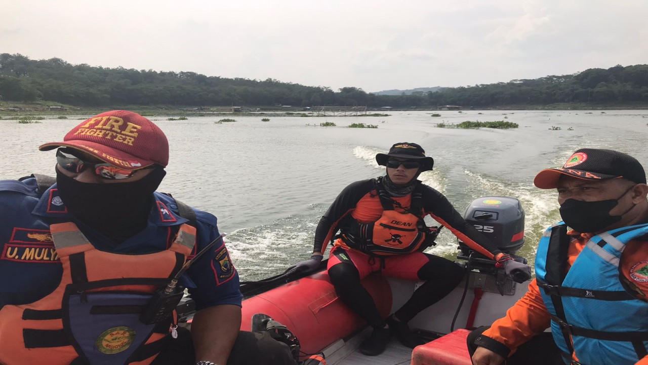 Tim SAR gabungan lakukan pencarian kepada orang tenggelam di sungai cisokan.