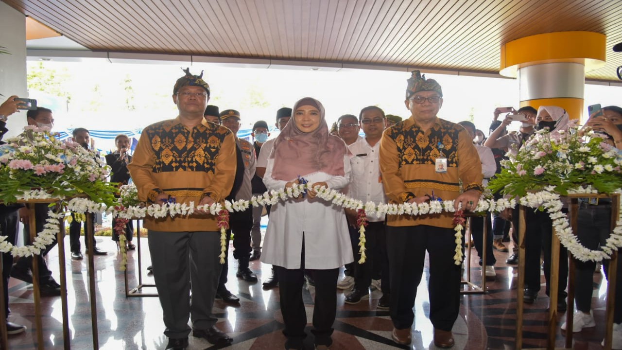 Wakil Gubernur NTB, Sitti Rohmi Djalilah (tengah) saat meremikan gedung baru Universitas Terbuka (UT) di Mataram. Foto (Istimewa)