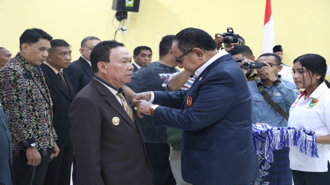 Wakil Gubernur NTT, Josef A Nae Soi saat melantik ketua KONI Kabupaten Kupang. Foto (Istimewa)