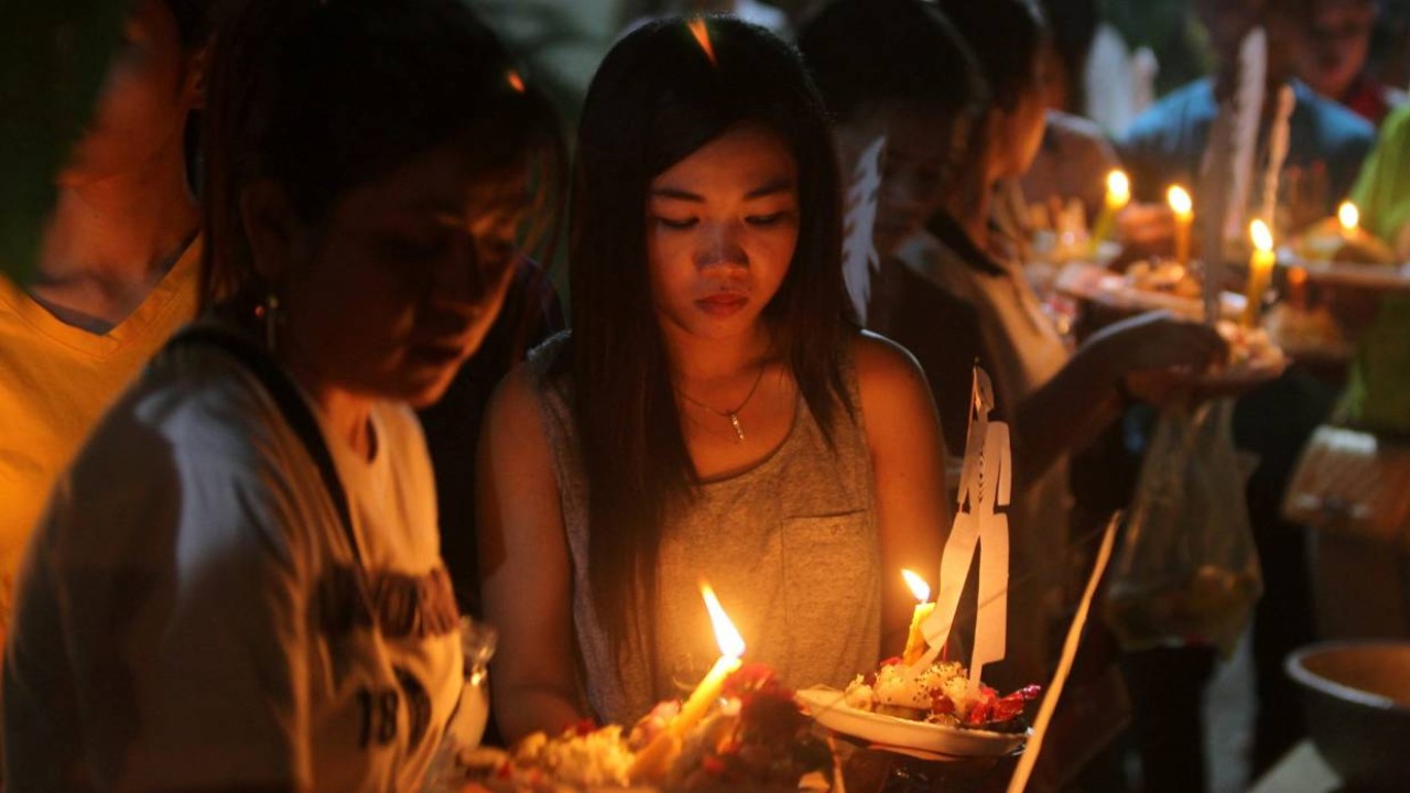 Warga Kamboja mengadakan ritual menyalakan lilin/ist