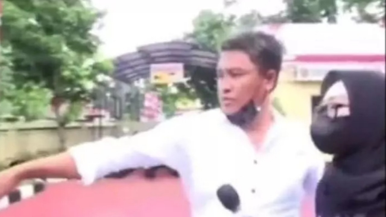 Anggota Polsek Kembangan, Jakarta Barat menyuruh seorang wartawan ngomong sama pohon/net