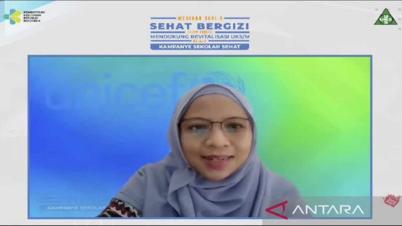 Tangkapan layar Nutrition Specialist UNICEF Indonesia Airin Roshita dalam webinar Sehat Bergizi dalam rangka Mendukung Revitalisasi UKS/M Kampanye Sekolah Sehat pada Kamis (27/10/2022) (ANTARA/Suci Nurhaliza)