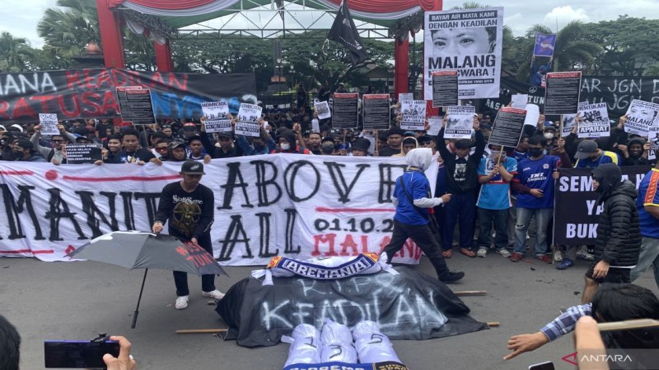 Ribuan Aremania pada saat menggelar aksi damai di depan Balai Kota Malang, Jawa Timur, Kamis (27/10/2022). (FOTO ANTARA/Vicki Febrianto)