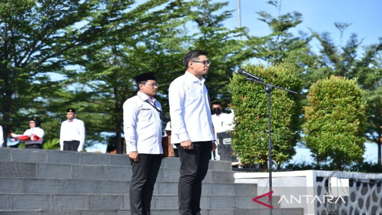 Deputi Bidang Kerja Sama Internasional  Badan Nasional Penanggulangan Terorisme (BNPT) Andhika Chrisnayudhanto memimpin upacara Peringatan Hari Sumpah Pemuda, Jumat (28/10/2022). (ANTARA/HO-Humas BNPT)