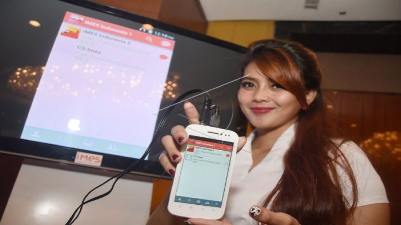 Ilustrasi - Model menunjukkan tampilan aplikasi Imes di layar handphone saat peluncurannya di Jakarta, Sabtu (28/2). Aplikasi Indonesia Messenger (Imes) merupakan aplikasi karya anak bangsa yang berbasis Android. ANTARA FOTO/Hafidz Mubarak A./Asf/ama