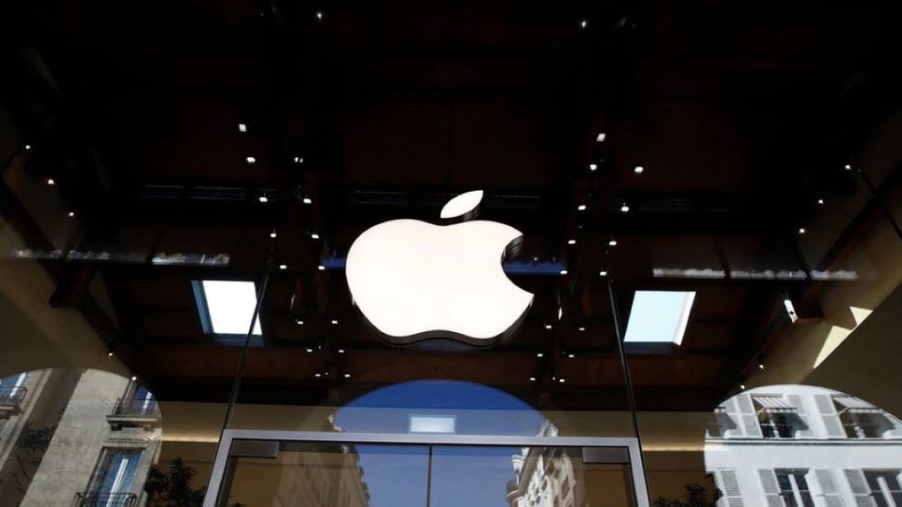 Logo Apple terlihat di toko Apple di Paris, Prancis, pada 17 September 2021. (Gonzalo Fuentes/Reuters)