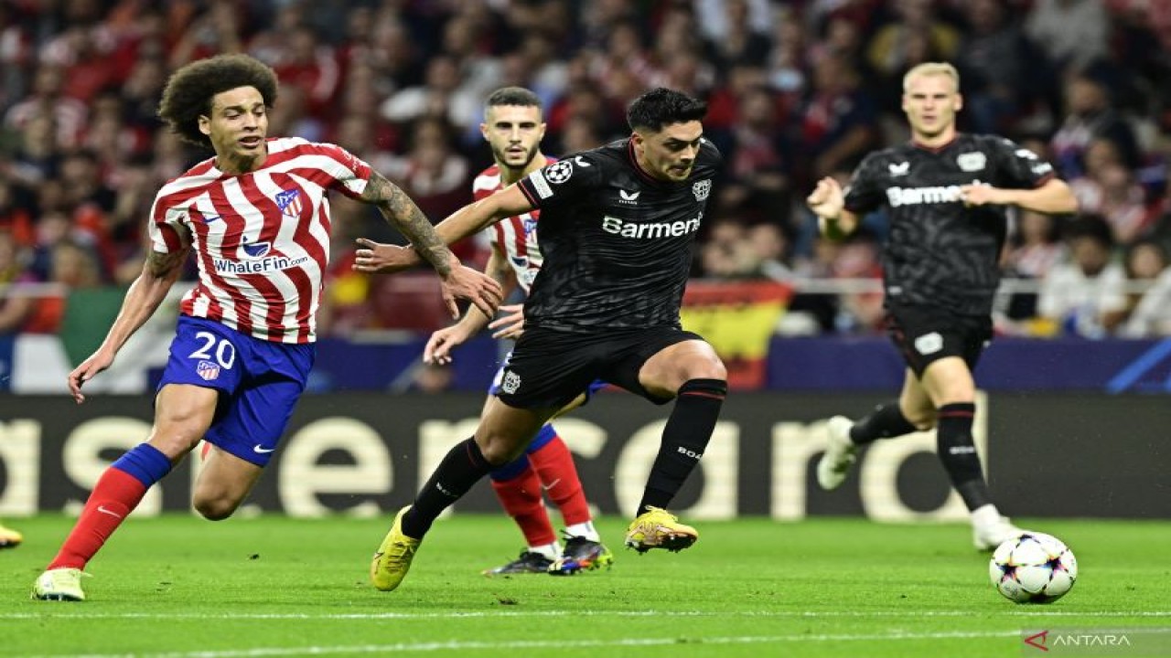 Gelandang Atletico Madrid Axel Witsel (kiri) sedang membayangi pemain Leverkusen Nadiem Amiri dalam pertandingan Grup B Liga Champions di Wanda Metropolitano pada 26 Oktober 2022. ANTARA/AFP/JAVIER SORIANO)