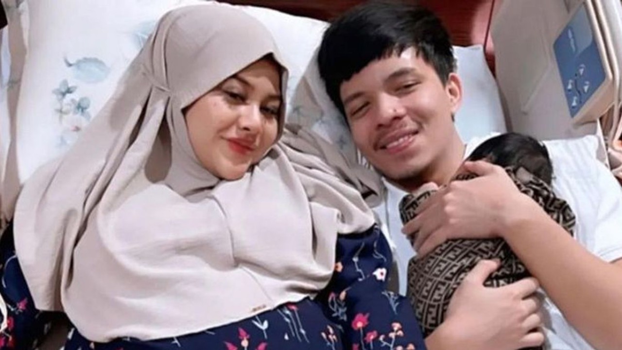 Atta Halilintar, Aurel Hermansyah dan anak mereka  Ameena/ist