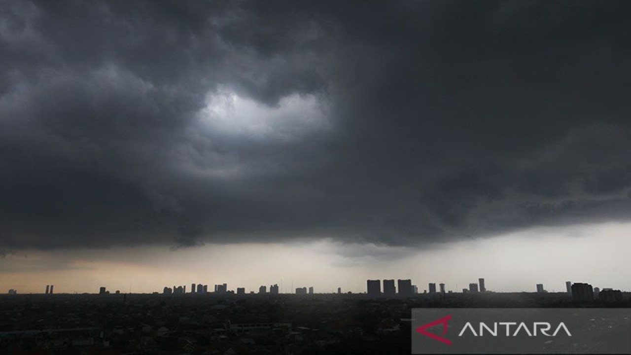 Awan mendung menyelimuti sebagian kota Surabaya, Jawa Timur, Selasa (11/10/2022). ANTARA FOTO/Didik Suhartono/aww/pri.