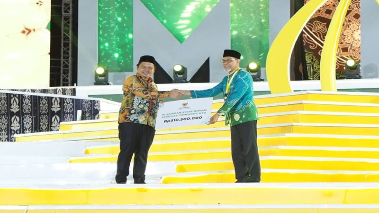 Perwakilan Badan Amil Zakat Nasional (Baznas) saat memberikan apresiasi untuk para pemenang MTQ Nasional ke-29 di Kalimantan Selatan. (ANTARA/HO-Baznas)