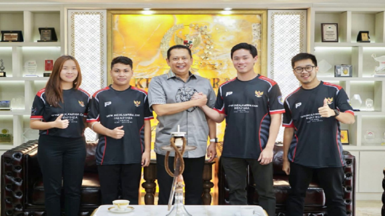 Ketua Ikatan Motor Indonesia (IMI) Bambang Soesatyo bersama para pebalap yang mewakili Indonesia dalam gelaran FIA Motorsport Games 2022 di Jakarta, Kamis (20/10/2022). (ANTARA/HO-MPR)