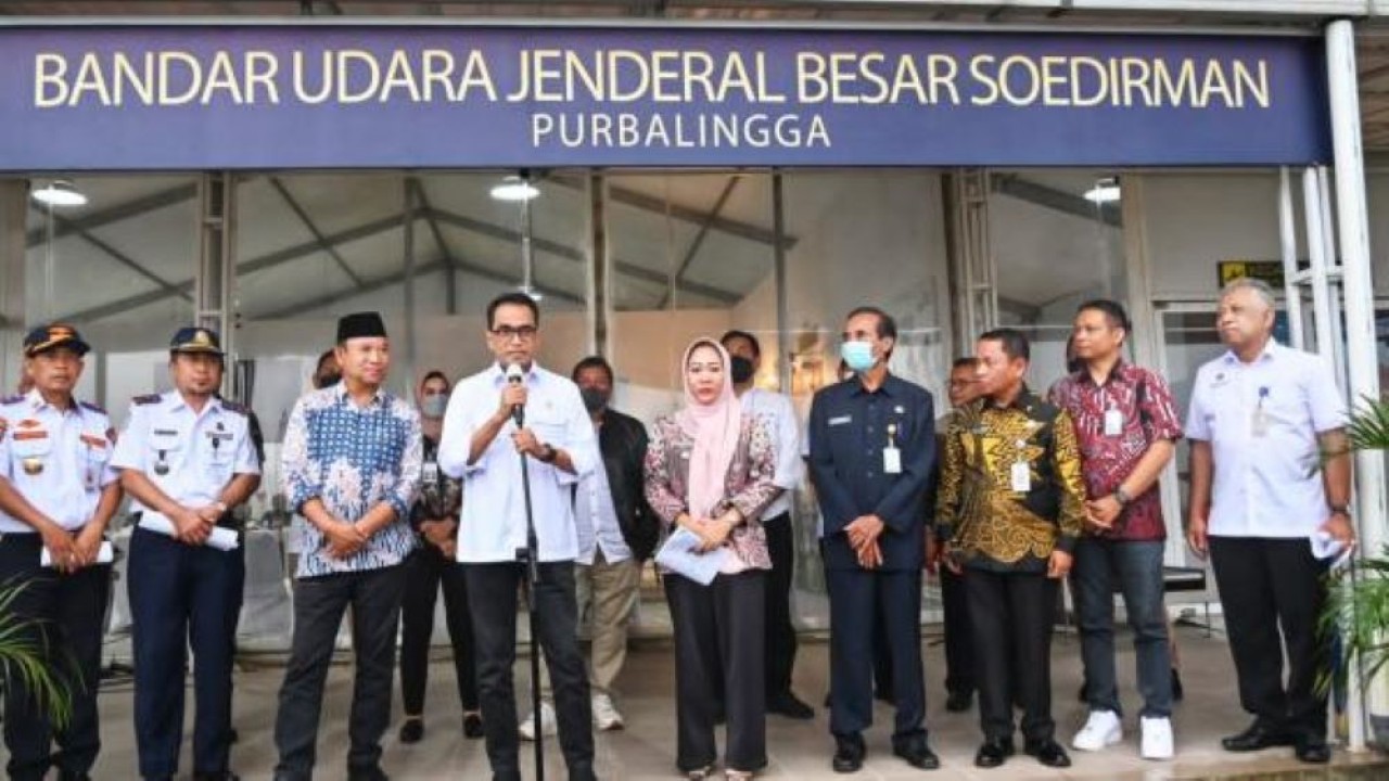 Menteri Perhubungan Budi Karya Sumadi saat memimpin rapat dengan enam kepala daerah di Jawa Tengah bagian barat dan selatan, di Bandara Jenderal Besar (JB) Soedirman Purbalingga, Jumat (30/9/2022). (Istimewa/Kemenhub)