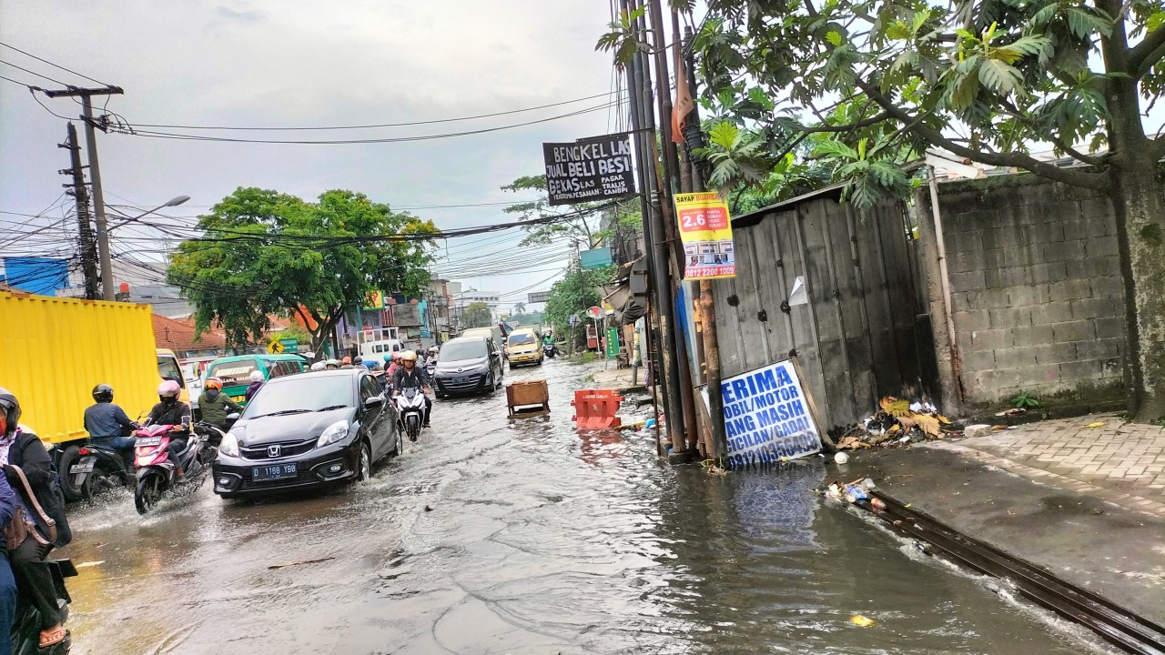 Banjir merendam jalan di Dayeuhkolot Bandung.