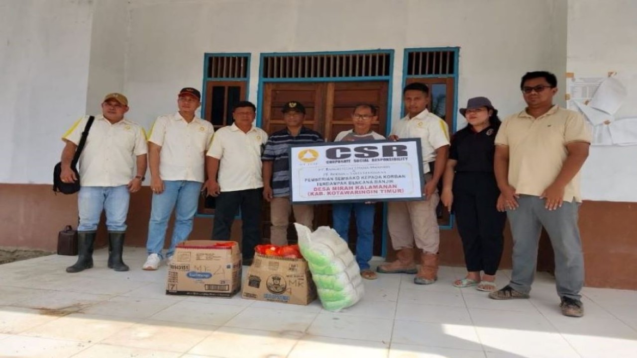 PT Bangkitgiat Usaha Mandiri dan PT Bintang Sakti Lenggana menyerahkan bantuan paket sembako untuk korban banjir di Desa Mirah Kalanaman, Kabupaten Katingan, Kalimantan Tengah. (Istimewa)