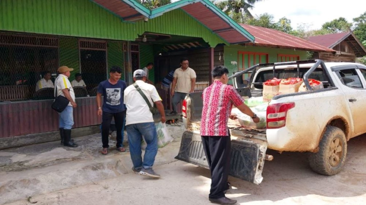 PT Bangkitgiat Usaha Mandiri dan PT Bintang Sakti Lenggana menyalurkan bantuan ratusan paket sembako bagi korban banjir di Kalimantan Tengah.