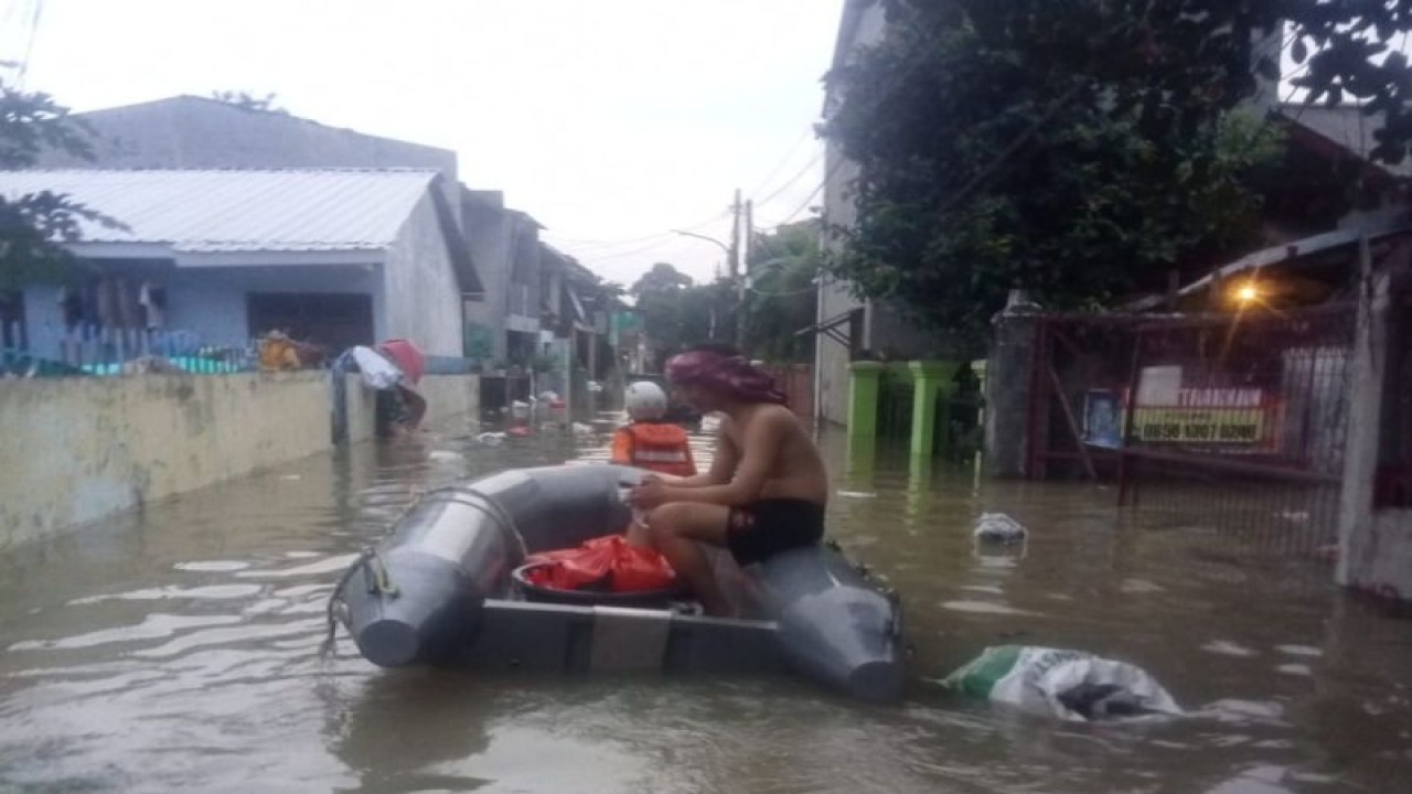 Arsip Foto - Petugas mengevakuasi warga menggunakan perahu karet akibat banjir di Bidara Cina, Jakarta Timur, Senin (10/10/2022). ANTARA/HO-BPBD DKI