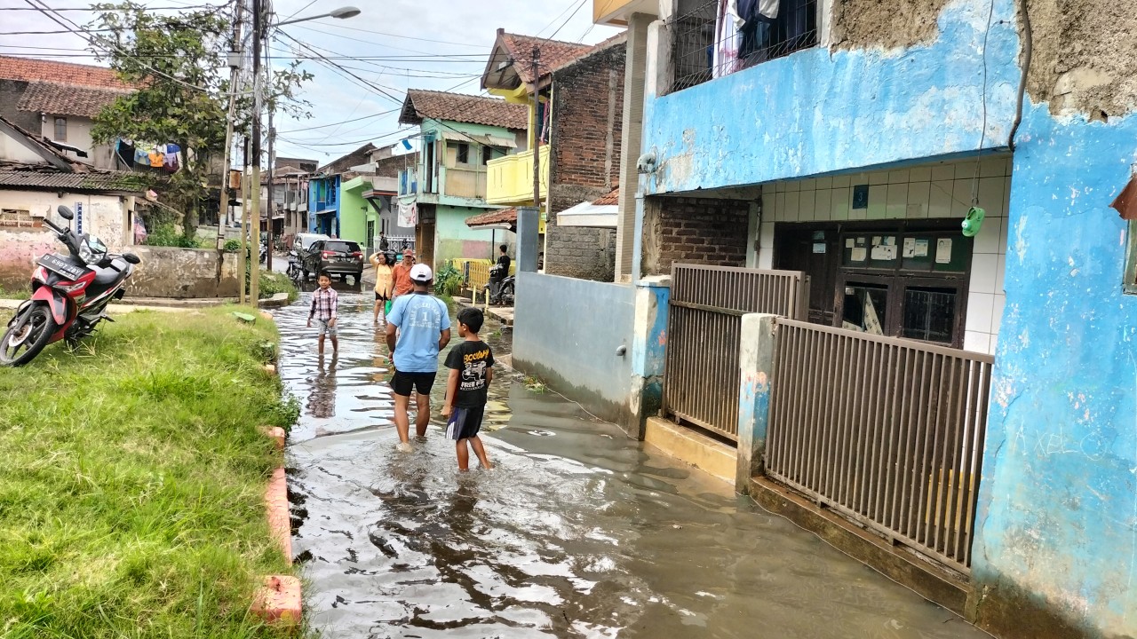 Banjir yang berendam pemukiman di Dayeuhkolot kabupaten Bandung mulai berlangsung surut.