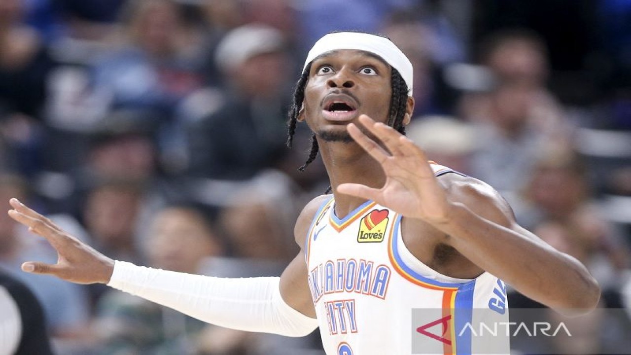 Bintang Oklahoma City Thunder Shai Gilgeous-Alexander bereaksi setelah mendapati bola meninggalkan lapangan dalam lanjutan NBA melawan Los Angeles Clippers di Paycom Center, Oklahoma, Amerika Serikat, Selasa (25/10/2022) waktu setempat. (ANTARA/AFP/GETTY IMAGES/Ian Maule)