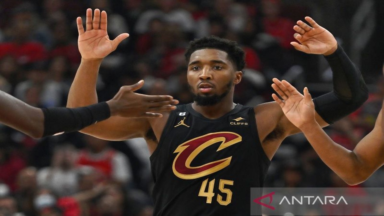 Bintang anyar Cleveland Cavaliers Donovan Mitchell berselebrasi dengan rekan-rekannya di tengah gim lanjutan NBA melawan Chicago Bulls di United Center, Illinois, Amerika Serikat, Sabtu (22/10/2022) waktu setempat. (ANTARA/AFP/GETTY IMAGES/Jamie Sabau)