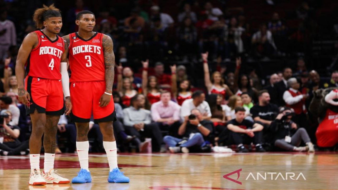 Dua pemain Houston Rockets (ki-ka) Jalen Green dan Kevin Porter Jr. berbincang di tengah pertandingan lanjutan NBA melawan Utah Jazz di Toyota Center, Texas, Amerika Serikat, Senin (24/10/2022). (ANTARA/AFP/GETTY IMAGES/Carmen Mandato)