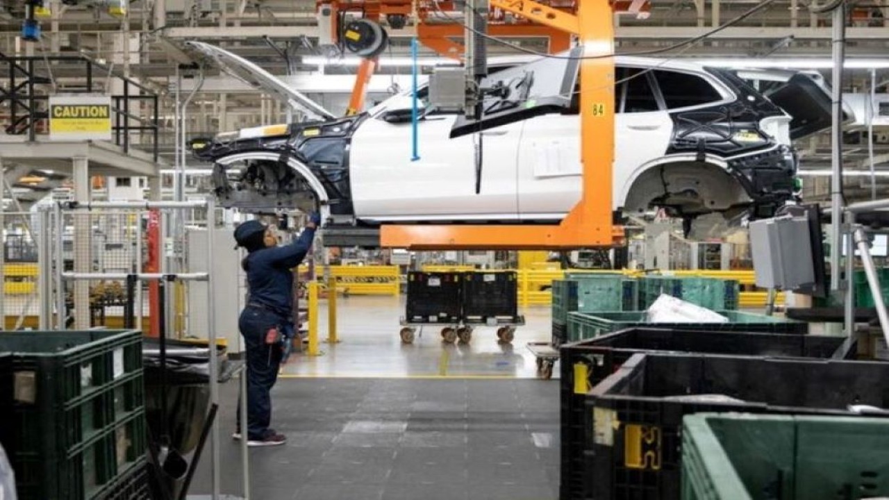 Seorang karyawan bekerja di pabrik BMW di Greer, South Carolina, AS, 19 Oktober 2022. (Bob Strong/Reuters)