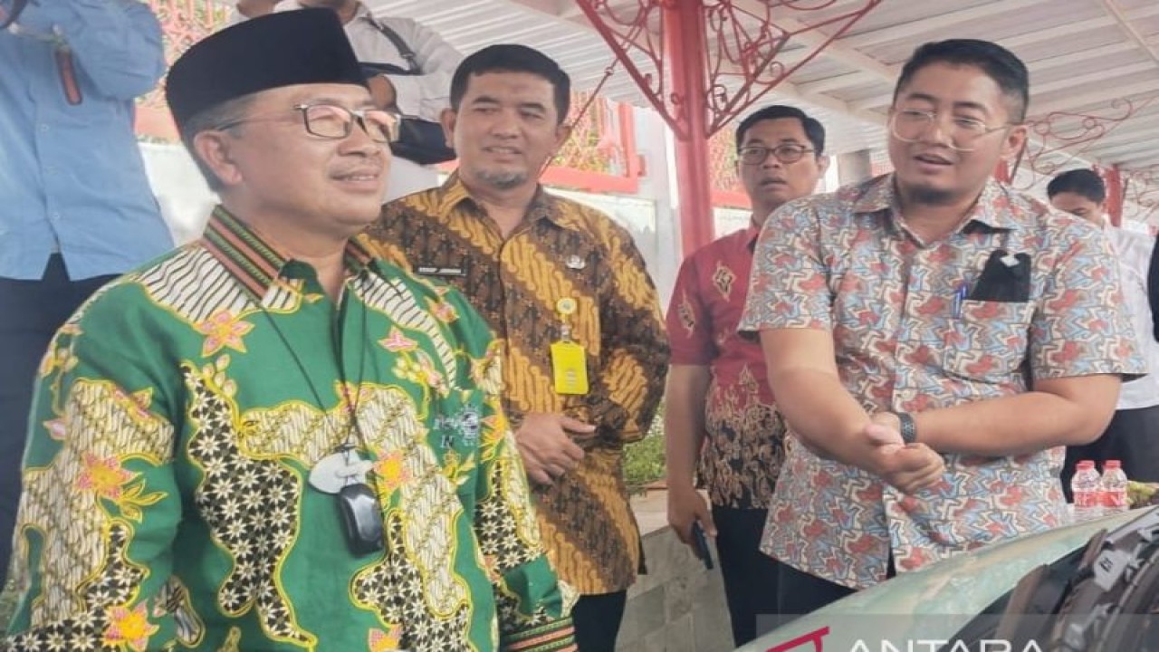 Bupati Cianjur, Herman Suherman saat meresmikan Stasiun Pengisian Kendaraan Listrik Umum (SPKLU) di area parkir Pendopo Cianjur. ANTARA/Ahmad Fikri.