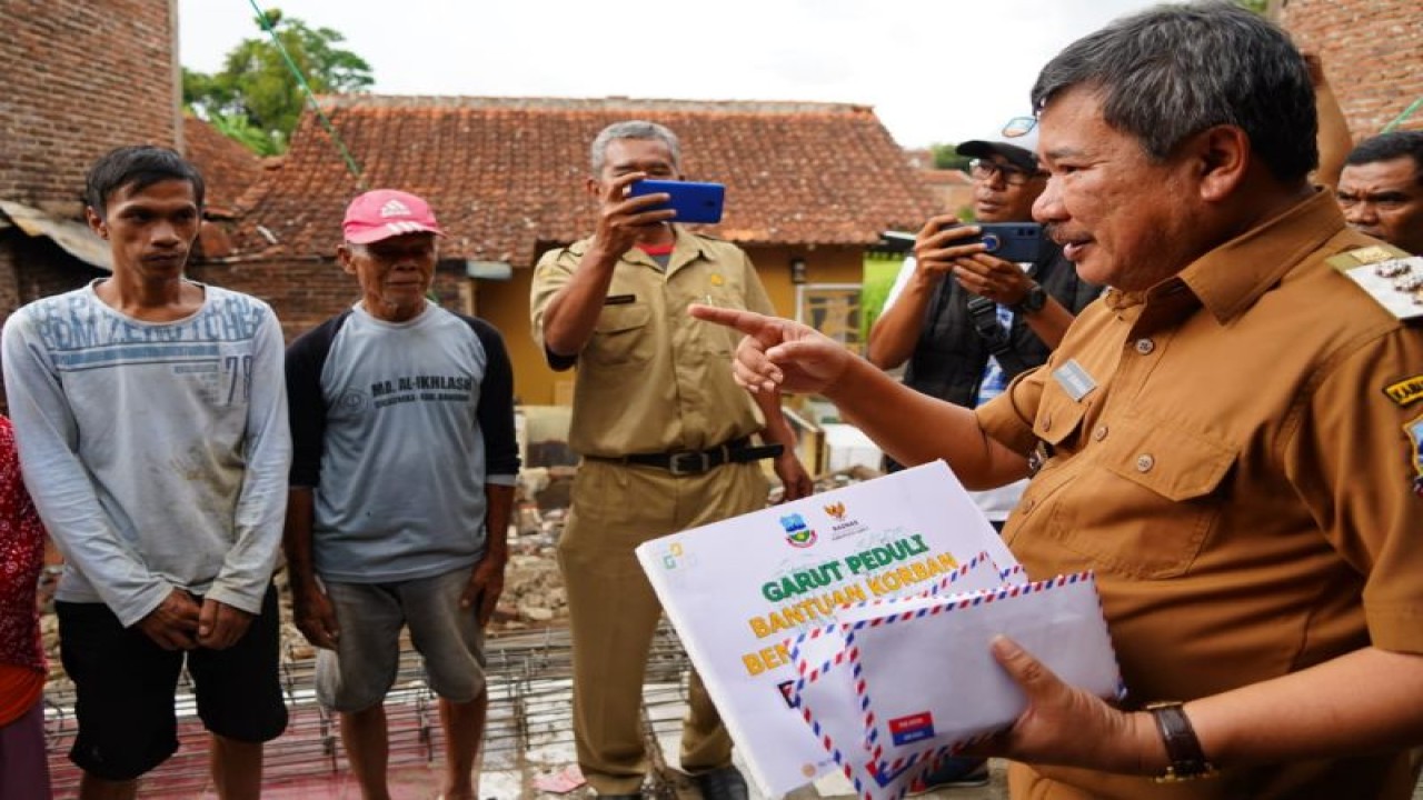 Bupati Garut Rudy Gunawan menyalurkan bantuan untuk warga korban kebakaran di Kampung Dayeuhandap, Kelurahan Kota Kulon, Kecamatan Garut Kota, Kabupaten Garut, Senin (24/10/2022). (ANTARA/HO-Diskominfo Garut)