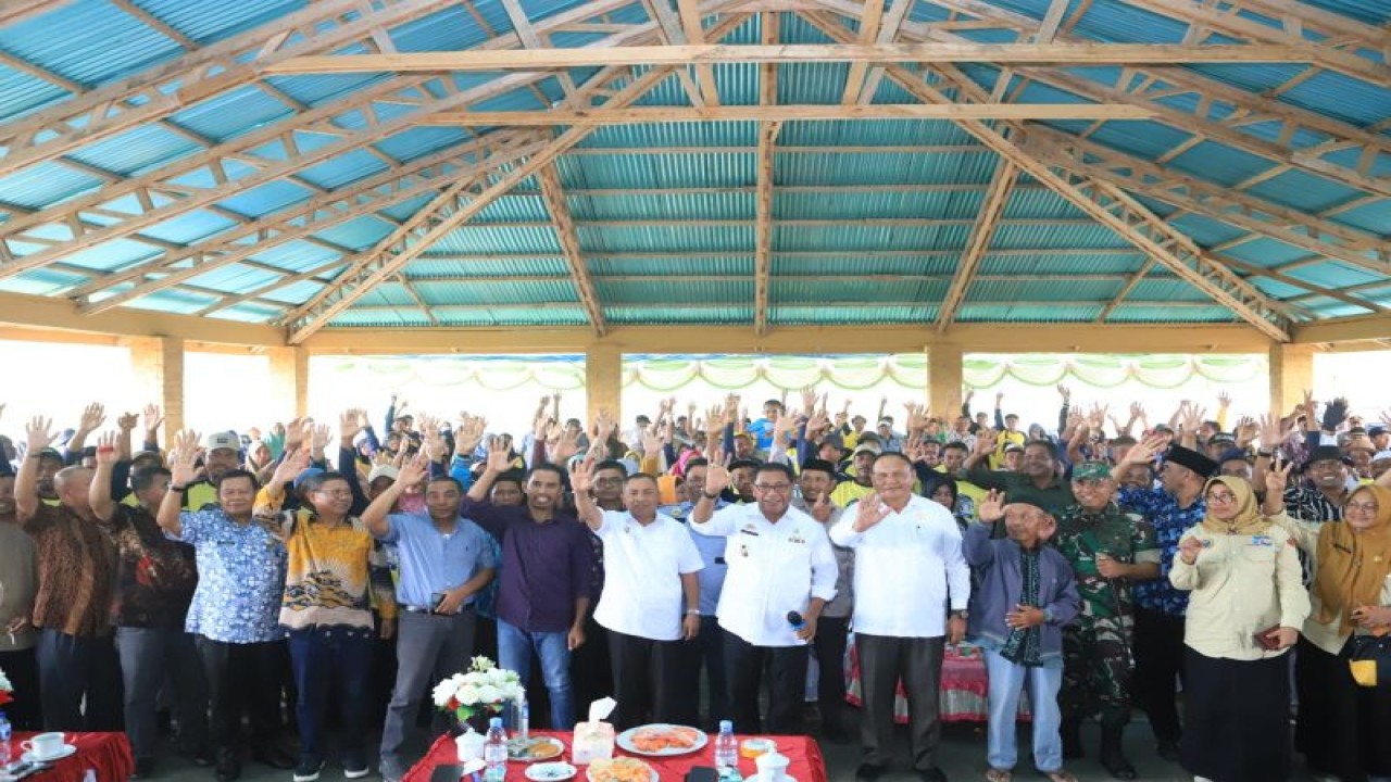 Bupati Halteng, Edi Langkara mendukung pengembangan dan menyalurkan bantuan bagi petani melalui penyerahan alat pertanian dan bibit di kawasan Wairoro (ANTARA/Abdul Fatah).