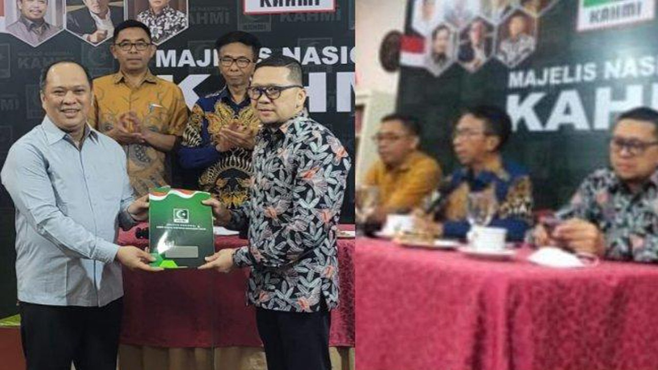 Bupati Konawe Utara Ruksamin (kiri) menerima SK sebagai Koordinator MW KAHMI Sultra dari Koordinator Majelis Nasional atau MN KAHMI Ahmad Doli Kurnia Tanjung. Foto: TribunnewsSultracom