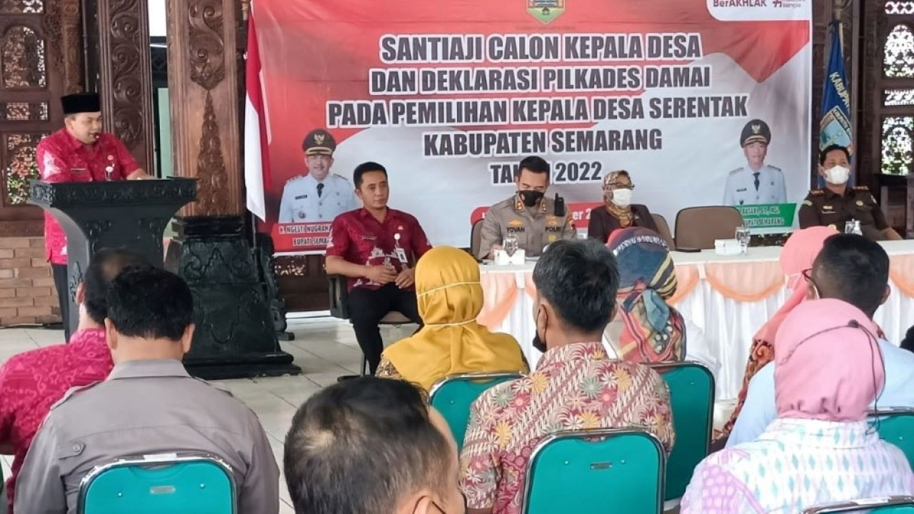 Bupati Semarang Ngesti Nugraha meminta para Cakades untuk memegang teguh komitmen menjalankan deklarasi Pilkades damai. (jatengprov.go.id)