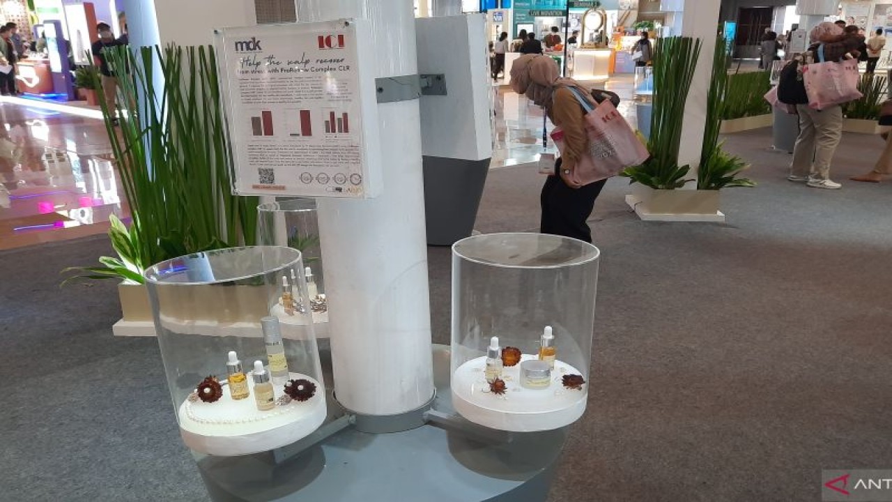 Salah satu sudut dalam pameran Indonesia Cosmetic Ingredients (ICI) 2022 itu di Jakarta International Expo, Kemayoran, Selasa (25/10/2022). (ANTARA/Lia Wanadriani Santosa)