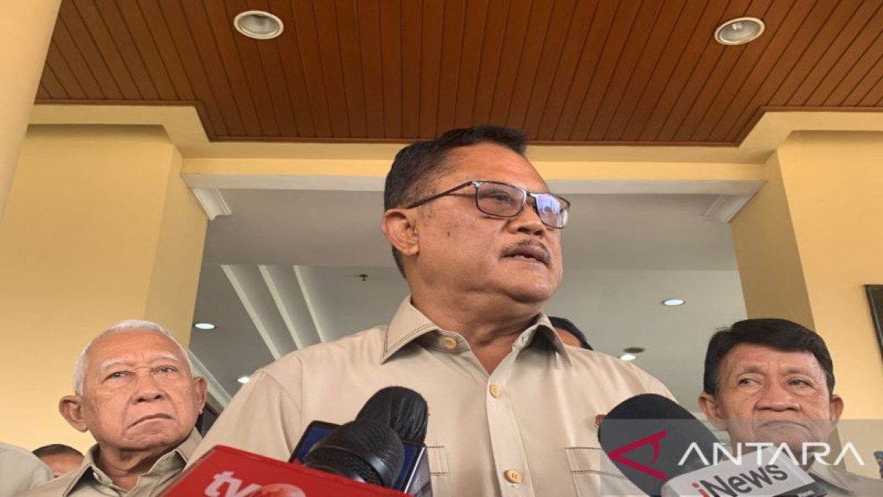 Kapolri ke-17 Jenderal Pol. (Purn) Da'i Bactiar memberikan keterangan usai bertemu Kapolri Jenderal Pol. Listyo Sigit Prabowo dan pejabat utama Polri di Gedung Rupatama, Mabes Polri, Jakarta Selatan, Kamis (27/10/2022). (ANTARA/Laily Rahmawaty)