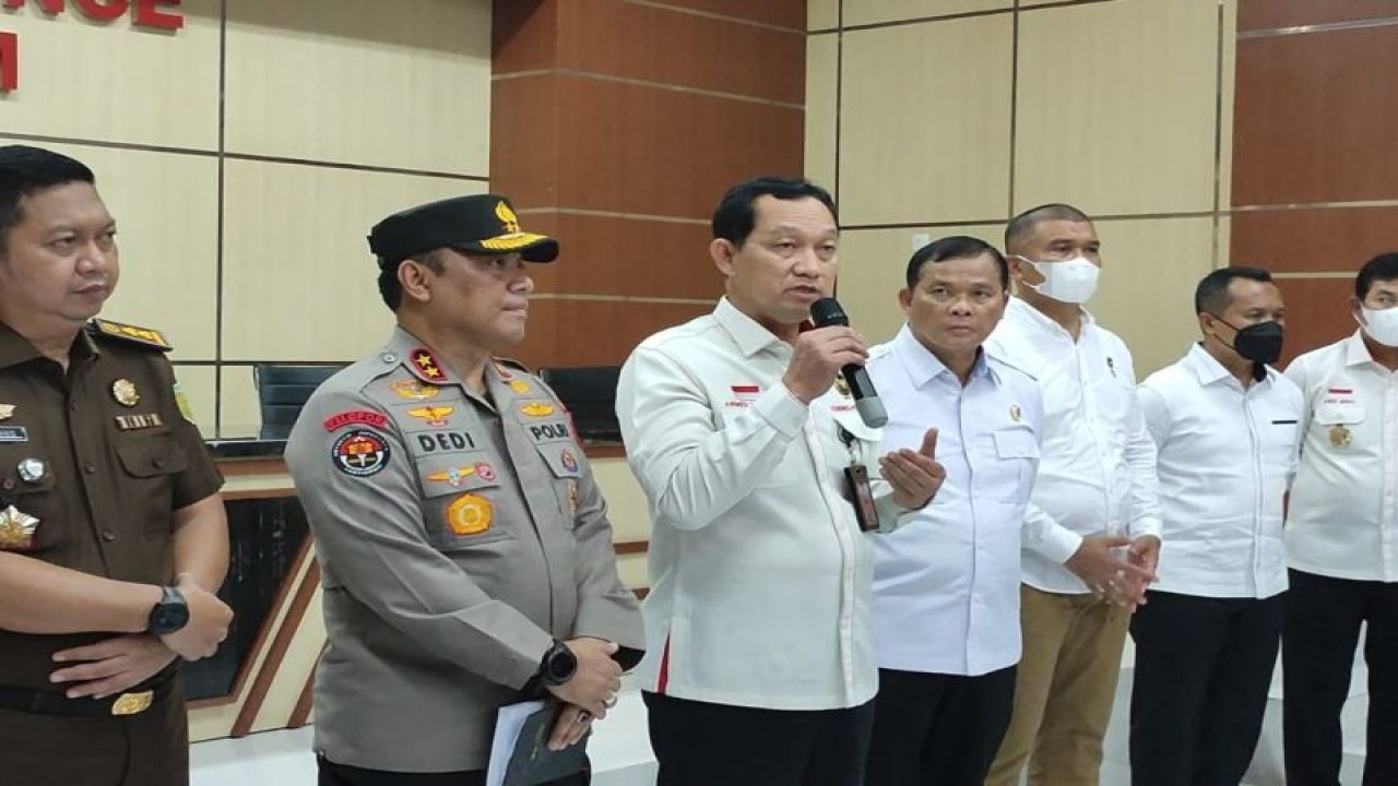 Deputi V Bidang Koordinasi Keamanan dan Ketertiban Masyarakat Kemenko Polhukam, Armed Wijaya memberikan keterangan kepada wartawan usai proses rekonstruksi di Polda Jatim, Surabaya, Rabu (19/10/2022). ANTARA/Willy Irawan