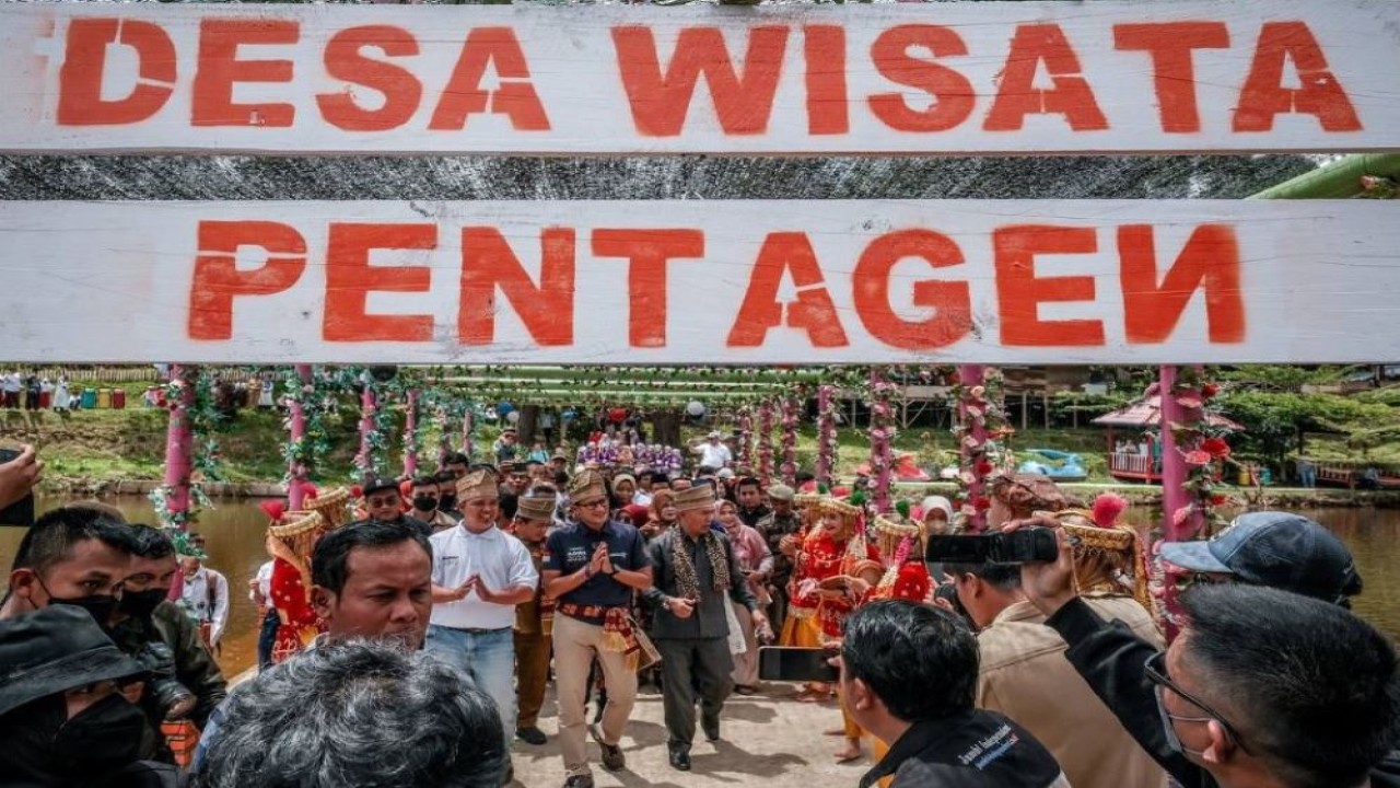 Malam Puncak Anugerah Desa Wisata Indonesia 2022 merupakan penganugerahan kepada desa wisata-desa wisata terpilih sebagai bentuk apresiasi atas keberhasilan mereka dalam mengembangkan Desa Wisata yang berkelanjutan. (Istimewa/Kemenparekraf)